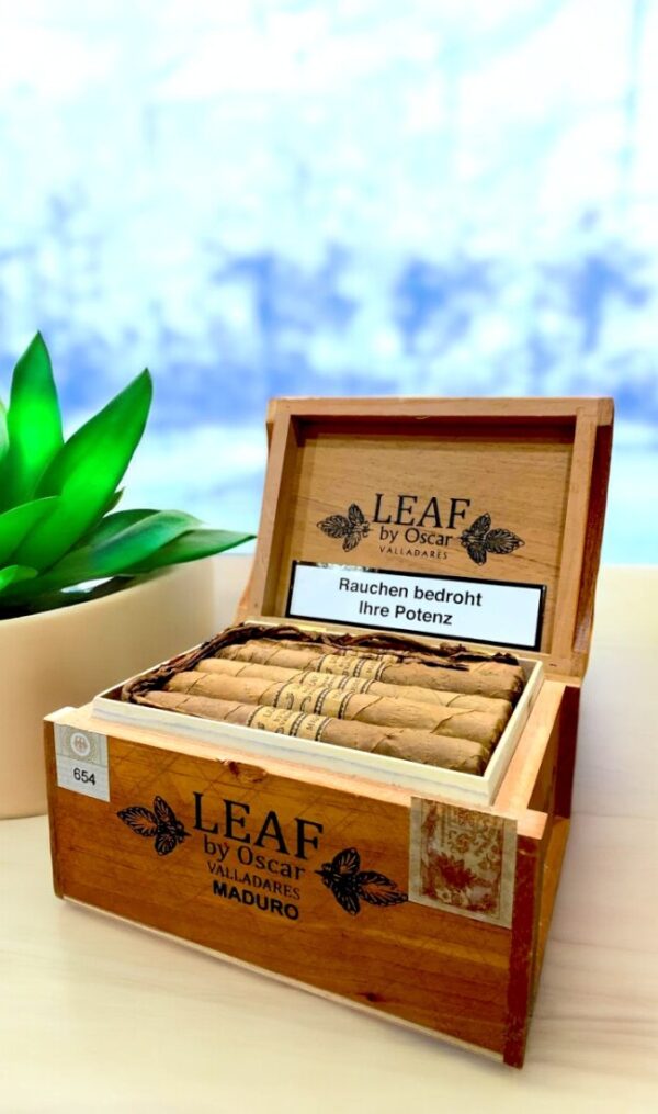 What are the tasting notes of Leaf Cigars By Oscar Valladares Maduro?