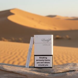 ซองบุหรี่ Davidoff White Super Slims สีขาวมุก ดีไซน์เรียบหรู วางเด่นบนขอนไม้กลางทะเลทราย