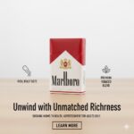 ซองบุหรี่ Marlboro Red (ซองอ่อน) ดีไซน์สีแดงขาวอันเป็นเอกลักษณ์ วางบนพื้นผิวไม้พร้อมไอคอนแสดงความเข้มข้นของรสชาติและคุณภาพใบยา