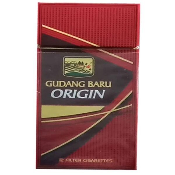 ซองบุหรี่ Gudang Baru Original วางคู่กับแล็ปท็อปและแก้วกาแฟ สื่อถึงการพักผ่อนของคนวัยทำงาน