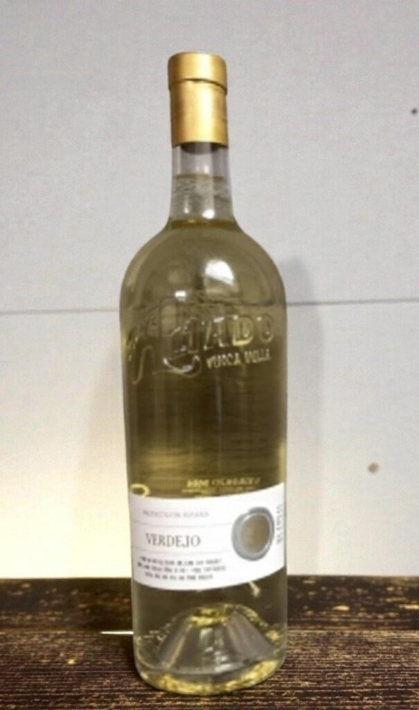Altado Verdejo Organic 750 ml ไวน์ ไวน์ รูปปกสินค้า มะม่วง มะละกอ พีช กล้วย สมุนไพรสด และหญ้าแห้ง