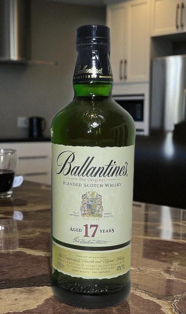 Ballantines 17 Year 700 ml วิสกี้ วิสกี้ รูปปกสินค้า ผลไม้สุก, วานิลลา, โอ๊ค และเครื่องเทศ