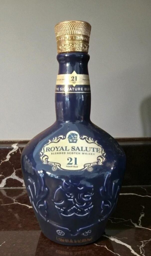 Chivas Royal Salute 21 Years The Signature Blend 700 ml วิสกี้ วิสกี้ รูปปกสินค้า ผลไม้แห้ง วานิลลา น้ำผึ้ง ช็อกโกแลต และโอ๊ค