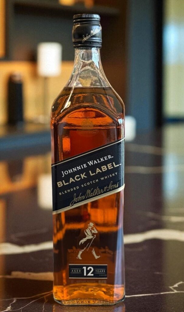 Johnnie Walker Black Label 700 ml วิสกี้ วิสกี้ รูปปกสินค้า ควันอ่อน ผลไม้แห้ง วานิลลา และโอ๊ค