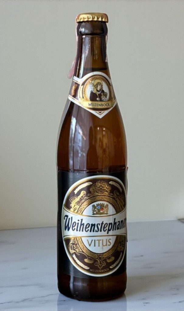 Weihenstephan Vitus Bock Wheat 500 ml เบียร์ เบียร์ รูปปกสินค้า ผลไม้แห้ง ขนมปัง มอลต์หวาน และความขมสดชื่น
